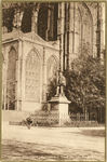 3998 Gezicht op het standbeeld Jan van Nassau (Domplein) te Utrecht met op de achtergrond de Domkerk.